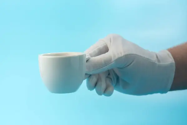 Чашка Эспрессо Руке Голубом Фоне — стоковое фото