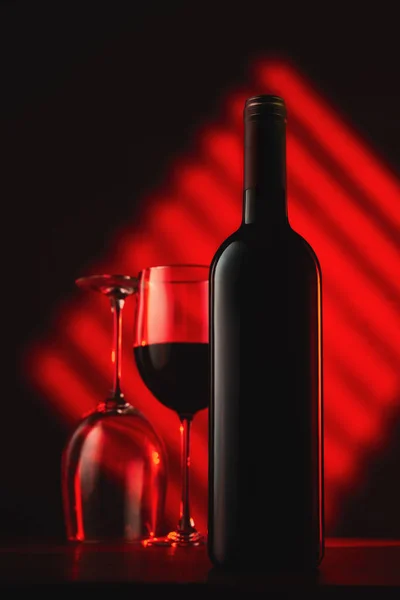 Bouteille Vin Verres Sur Fond Rouge Abstrait — Photo
