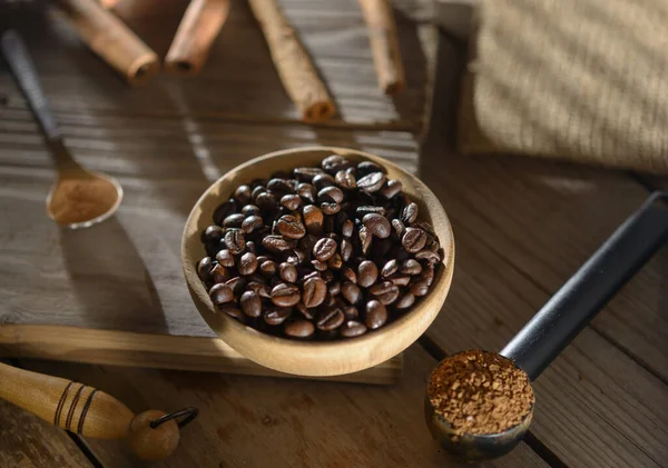 Kaffebönor Malet Kaffe Kanel Bordet — Stockfoto