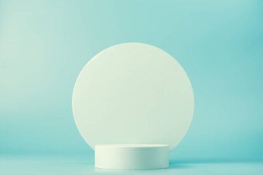 Mavi arkaplanda ürün sunumu için podyum