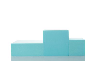 İzole edilmiş arkaplanda ürün sunumu için mavi podyum