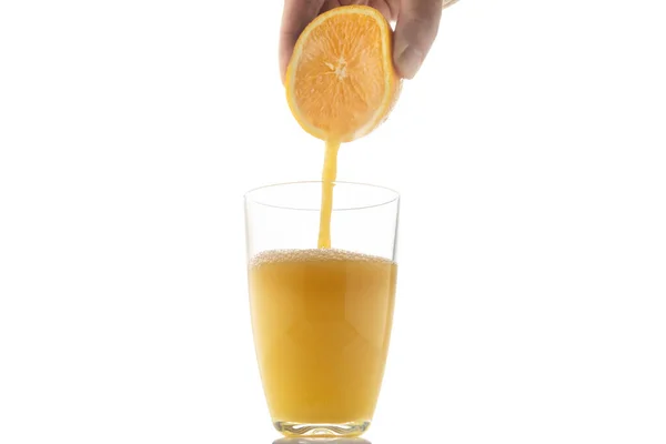オレンジをガラスに絞り出す — ストック写真