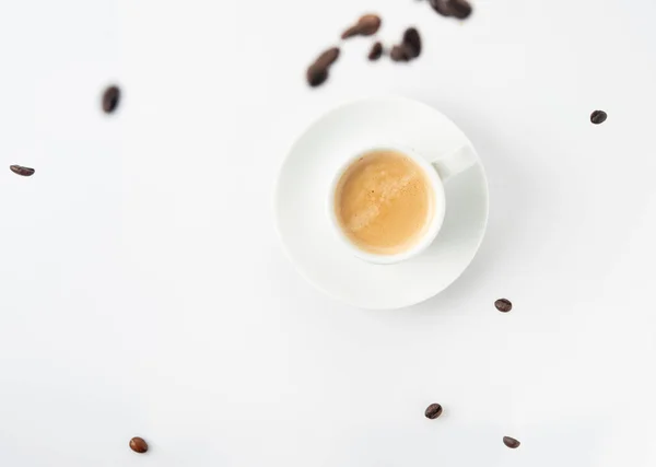 コーヒー豆とエスプレッソカップ — ストック写真