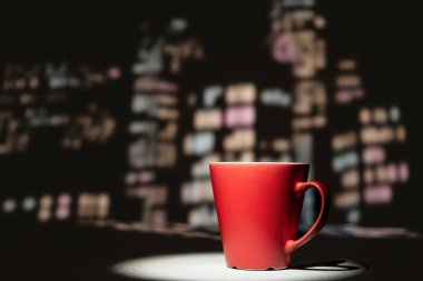 Gece şehrinin arka planında kırmızı kupa