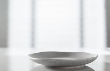 Tabak beyaz mutfak masasında.