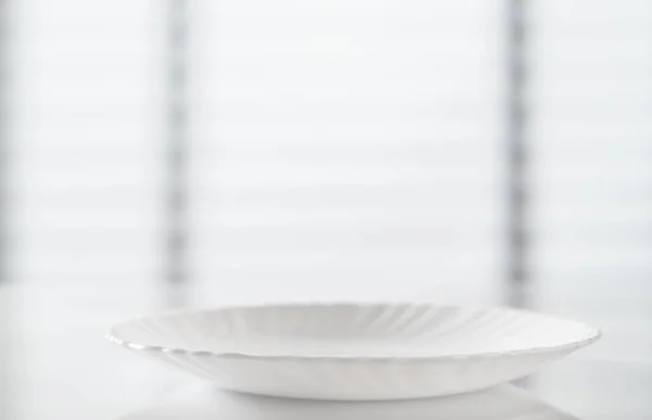 White Plate White Kitchen Table — Stock Photo, Image