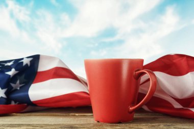 Amerikan bayrağıyla kırmızı kupa