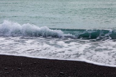 Kumlu sahilde denizin dalgası