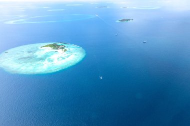 Maldivler adalarındaki muhteşem hava manzarası. İHA 'dan veya uçaktan mükemmel mavi deniz ve mercan resifi görüntüsü. Egzotik yaz seyahatleri, tatil manzaraları, kumsallı dinlenme yerleri. Özgürlük, kaçış konsepti.