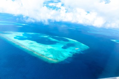 Maldivler adalarındaki muhteşem hava manzarası. İHA 'dan veya uçaktan mükemmel mavi deniz ve mercan resifi görüntüsü. Egzotik yaz seyahatleri, tatil manzaraları, kumsallı dinlenme yerleri. Özgürlük, kaçış konsepti.