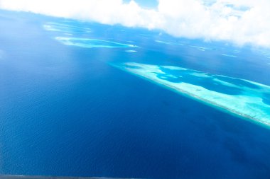 Maldivler adalarındaki muhteşem hava manzarası. İHA 'dan veya uçaktan mükemmel mavi deniz ve mercan resifi görüntüsü. Egzotik yaz seyahatleri, tatil manzaraları, kumsallı dinlenme yerleri. Özgürlük, kaçış konsepti.