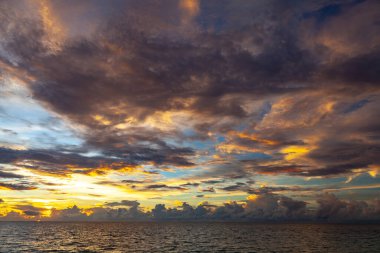 Maldivler adalarındaki muhteşem hava manzarası. İHA 'dan veya uçaktan mükemmel mavi deniz ve mercan resifi görüntüsü. Egzotik yaz seyahatleri, tatil manzaraları, kumsallı dinlenme yerleri. Özgürlük, kaçış konsepti.