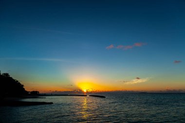 Maldivler adalarındaki muhteşem hava manzarası. İHA 'dan veya uçaktan mükemmel mavi deniz ve mercan resifi görüntüsü. Egzotik yaz seyahatleri, tatil manzaraları, kumsallı dinlenme yerleri. Özgürlük, kaçış konsepti.