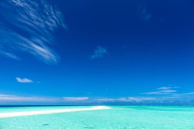 Maldivler adalarındaki muhteşem hava manzarası. İHA 'dan veya uçaktan mükemmel mavi deniz ve mercan resifi görüntüsü. Egzotik yaz seyahatleri, tatil manzaraları, kumsallı dinlenme yerleri. Özgürlük, kaçış konsepti.