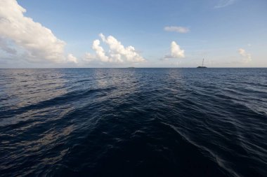Maldivler adalarındaki muhteşem hava manzarası. İHA 'dan veya uçaktan mükemmel mavi deniz ve mercan resifi görüntüsü. Egzotik yaz seyahatleri, tatil manzaraları, kumsallı dinlenme yerleri. Özgürlük, kaçış konsepti.