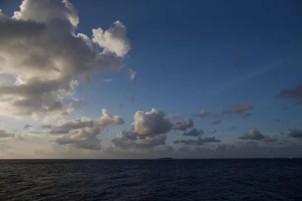Verbazingwekkend Luchtlandschap Malediven Eilanden Perfecte Blauwe Zee Koraalrif Uitzicht Vanaf — Stockfoto