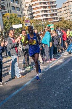 Siyah adam Kasım 2015'te Valencia maratonunda koşuyor