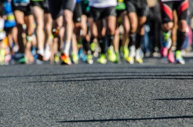 Valencia maratonu sırasında koşucuların bacakları alt asfalt