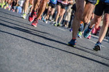 Valencia maratonu sırasında koşucuların bacakları alt asfalt