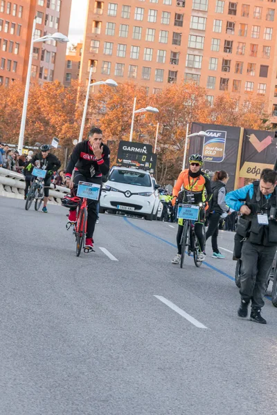 Miguel Indurain, Aralık 2018'deki Valencia maratonundaki ilk kadına eşlik ediyor. İspanya