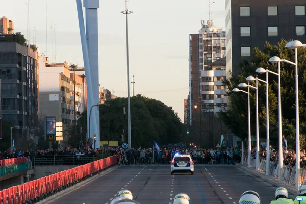 Aralık 2018'de Valencia'da düzenlenen Trinidad Alonso maratonunun başında halk ve kalabalık.
