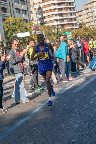 Siyah adam Kasım 2015'te Valencia maratonunda koşuyor