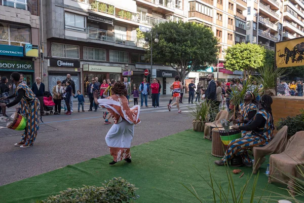 Kasım 2015 maratonunda Valencia sokaklarında dans gösterisi