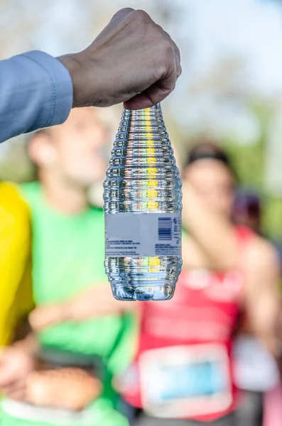 16 Kasım 2014'te İspanya Maratonu sırasında su temini