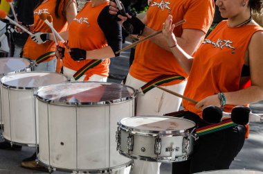 Batucada Valencia'daki maraton yarışında tezahürat yapıyor, Kasım 2014