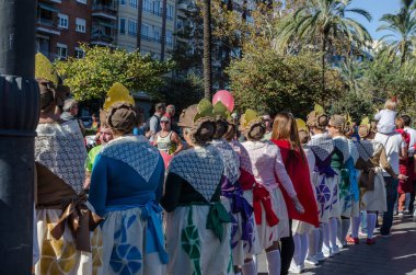 Falleras gibi giyinmiş kadınlar Kasım'da İspanya'da Valencia Maratonu koşucular teşvik 16, 2014