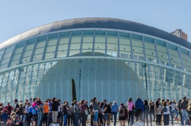 16 Kasım 2014 tarihinde Valencia Maratonu sırasında Bilimler kentinde kamu kalabalık. İspanya