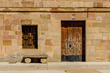 İspanya. Silleria tipik cephe taş yapı