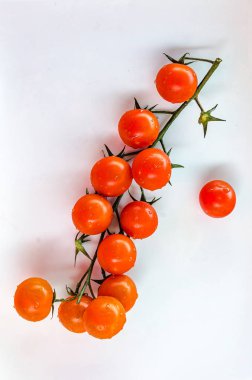 Beyaz arka planı olan bir demet kiraz domatesi..
