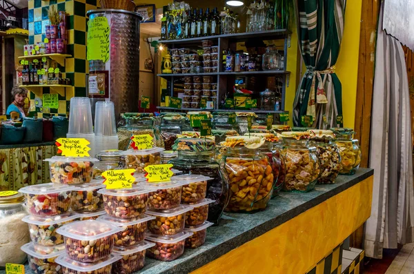 NUTS-winkel. Narbonne markt in augustus 2013. Frankrijk. — Stockfoto