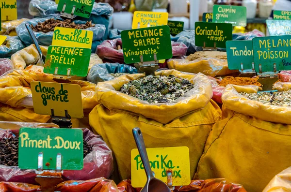 Zakken van verschillende specerijen, salade mix, zoete paprika, paprika. Na — Stockfoto