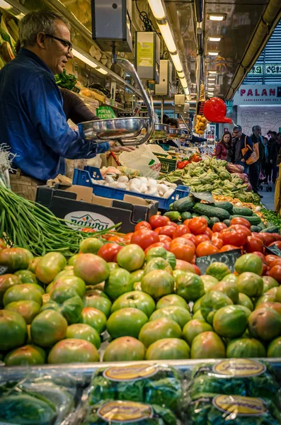 Negozio di frutta e verdura al Mercato di Valencia a novembre 2014 — Foto Stock