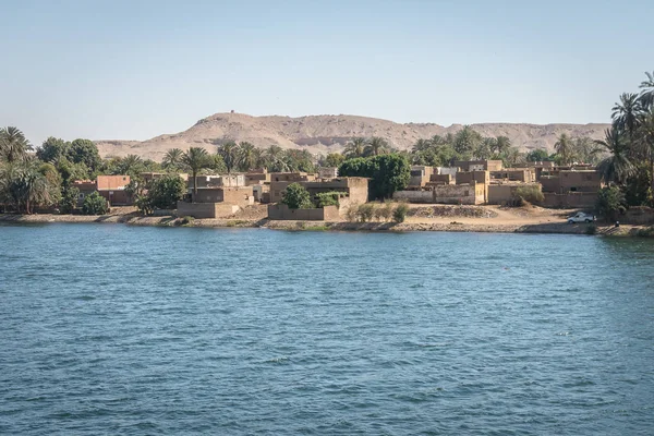 Budovy a domy na březích řeky Nilu. Egypt — Stock fotografie