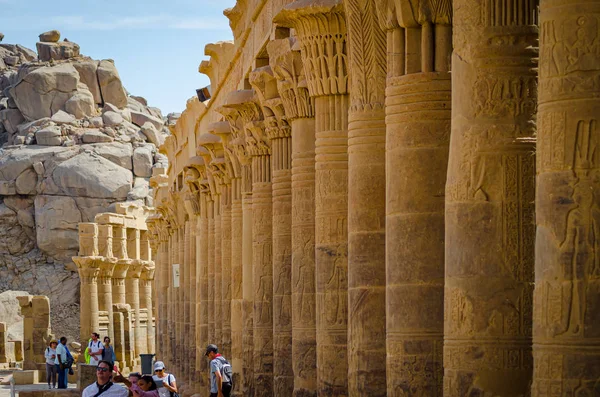 Philae sütunlarında turistler. Nisan 2019'da Mısır — Stok fotoğraf