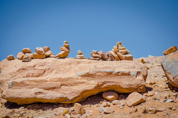 Formacja skalna z kamieniami na siebie. Egipt — Zdjęcie stockowe