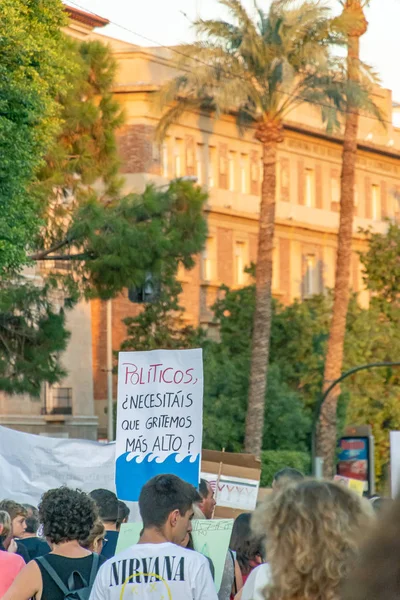 Gente con una pancarta con el lema "Político, ¿nos necesitas? —  Fotos de Stock