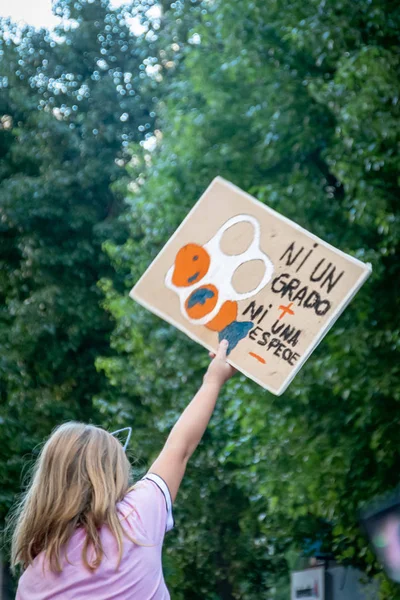 Een meisje werpt een banner met de slogan "niet een meer graad, niet — Stockfoto