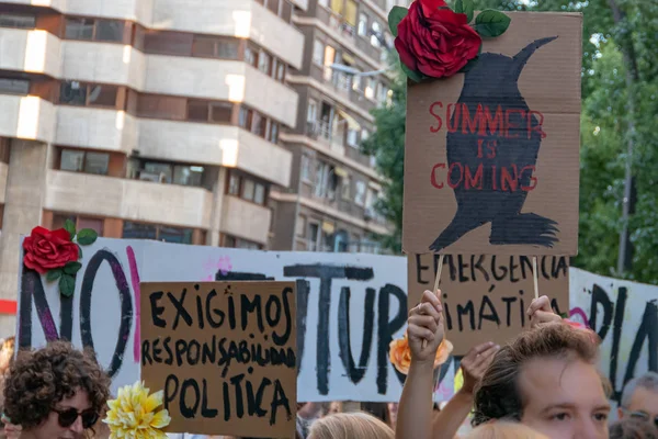 Bannière avec le slogan "Nous exigeons la responsabilité politique" en t — Photo