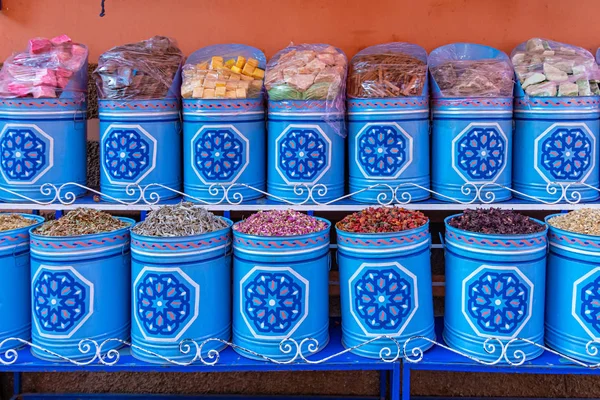 Blauwe containers versierd met sterren van aromatische en zoete kruiden — Stockfoto