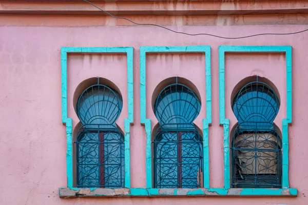 Trois fenêtres avec arc vert émeraude en mur rose. Maroc — Photo