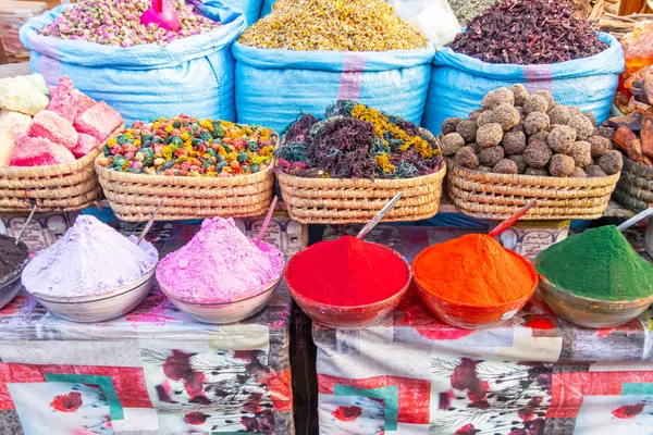 Blauwe zakken met aromatische kruiden en gekleurde kleurstoffen in de Marrakech markt — Stockfoto