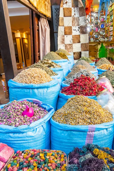 Blauwe zakken met aromatische kruiden op de markt van Marrakech — Stockfoto