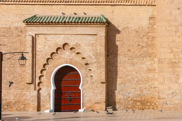 Marakeş 'teki Kutubia Camii' nin yanında. Fas