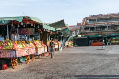 Marakeş 'teki Yamaa el Fna meydanında meyve suyu tezgahları var. Fas