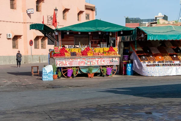 マラケシュのヤマエルフナ広場にフルーツジュースの屋台。モロッコ — ストック写真