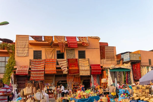 マラケシュの市場でウールや色のカーペット。モロッコ — ストック写真